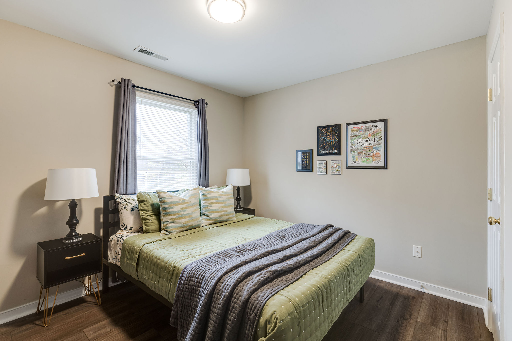 bedroom with queen bed