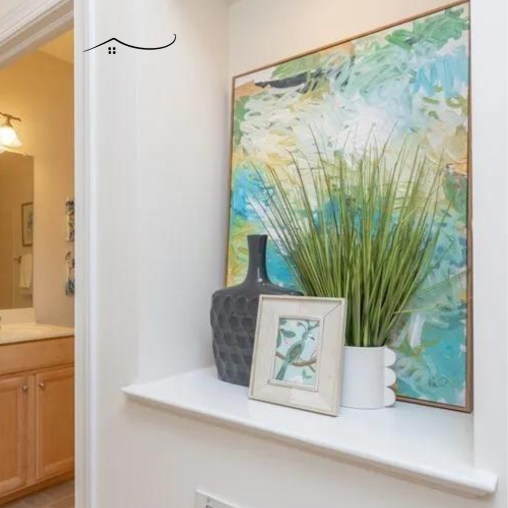 Alcove with framed picture and accessories